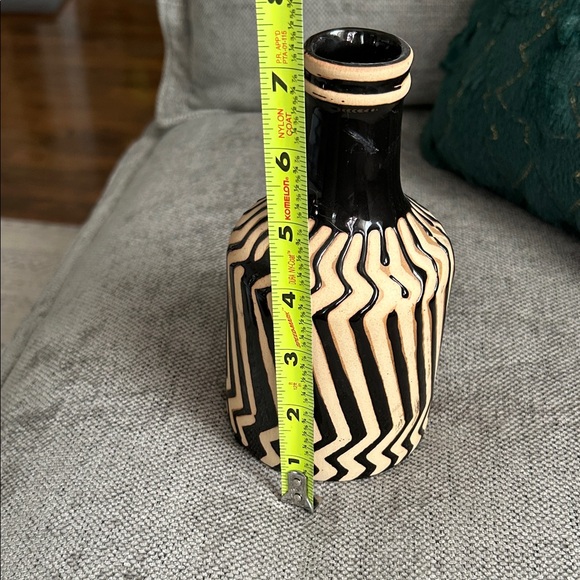 Black and Cream Zigzag Vase - Picture 2 of 3